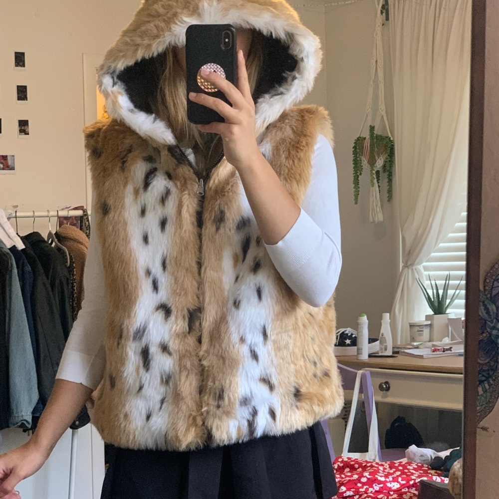 Fur jacket vest in animal print
